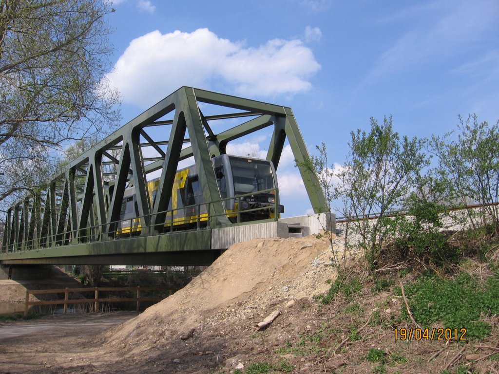 Burgenlandbahn 672 917  Erben Luther  als RB 34877 von Wangen nach Naumburg Ost, am 19.04.2012 auf der Saalebr�cke in Ro�bach. (Foto: Hans Grau)