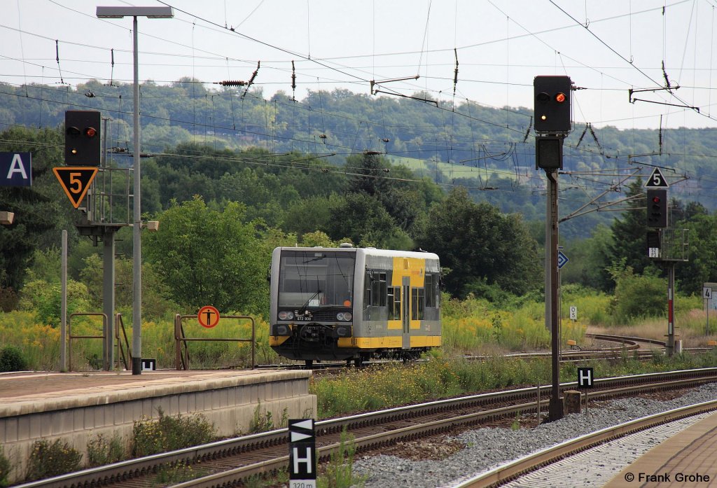 Burgenlandbahn DB 672 908 verl�sst gerade als RB 34869 Nebra - Naumburg Ost den Hbf Naumburg, um in einer grossen Kurve die Hauptstrecke nach Halle / Leipzig in Richtung Naumburg Ost zu �berqueren, fotografiert am 02.08.2012.