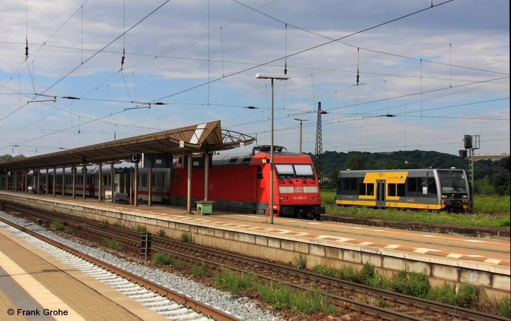 Burgenlandbahn DB 672 915-5 verl�sst als RB 34871 Wangen (Unstrut) - Naumburg Ost gerade den Bahnsteig. Vorn wartet die schiebende DB 101 095-8 mit IC 2250 Leipzig - Frankfurt Flughafen, auf den ICE-Anschluss, fotografiert in Naumburg Hbf am 02.08.2012.
