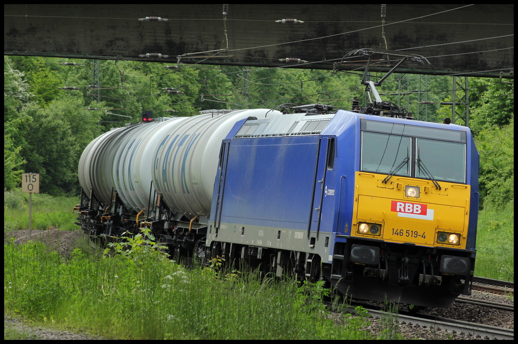 Captrain die 2.. 146 519 mit Kesselwagenzug am 02.06.13 in Gtzenhof