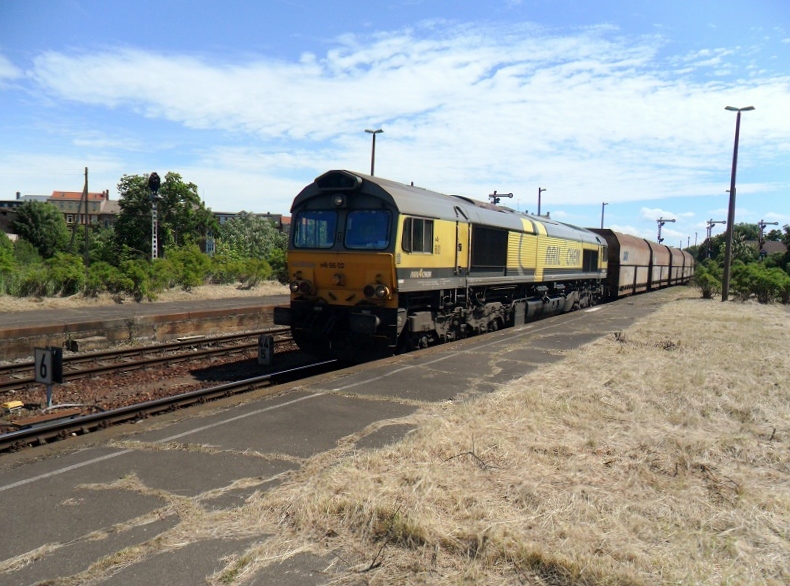 Captrain 6602 (92 80 1266 030-6 D-VC) mit dem Kohlependel von Profen nach Mumsdorf, am 16.06.2012 im Bf Zeitz.
