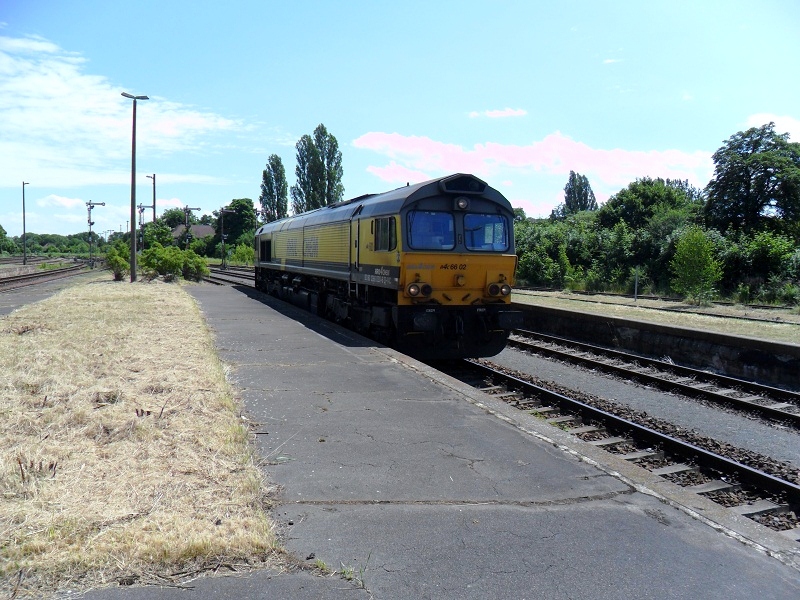 Captrain 6602 (92 80 1266 030-6 D-VC) beim umfahren des Leerparks vom Kohlependel von Profen nach Mumsdorf, am 16.06.2012 im Bf Zeitz. Hier ist auch gut zu sehen, da� das Gras frisch geschnitten wurde.