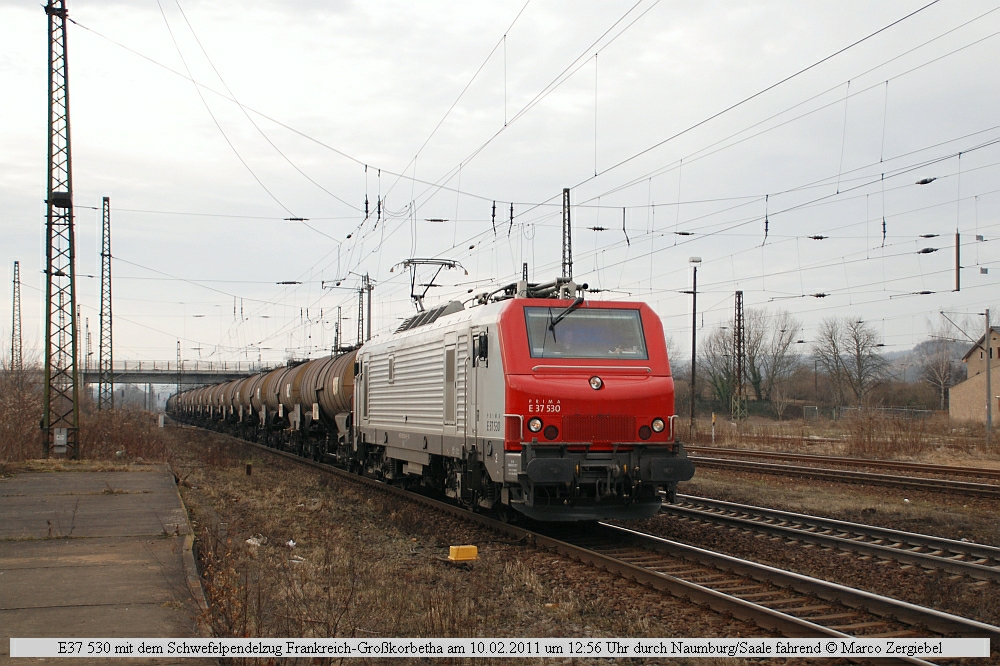 CAPTRAIN E37 530 mit dem Schwefelpendelzug von Frankreich nach Gro�korbetha, in Naumburg Hbf; 10.02.2011 (Foto: Marco Zergiebel)