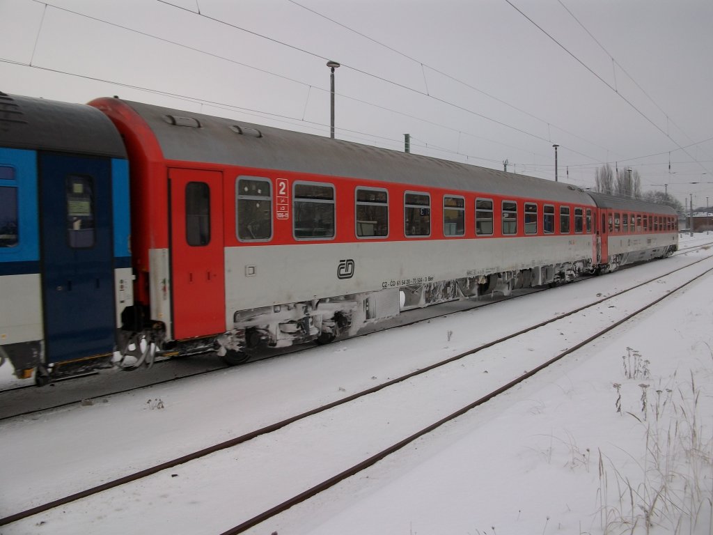 CD-Wagen Bee 61 54 20-70 504-3 im EC 379 Binz-Brno am 22.Dezember 2010 bei der Durchfahrt in Bergen/Rgen.