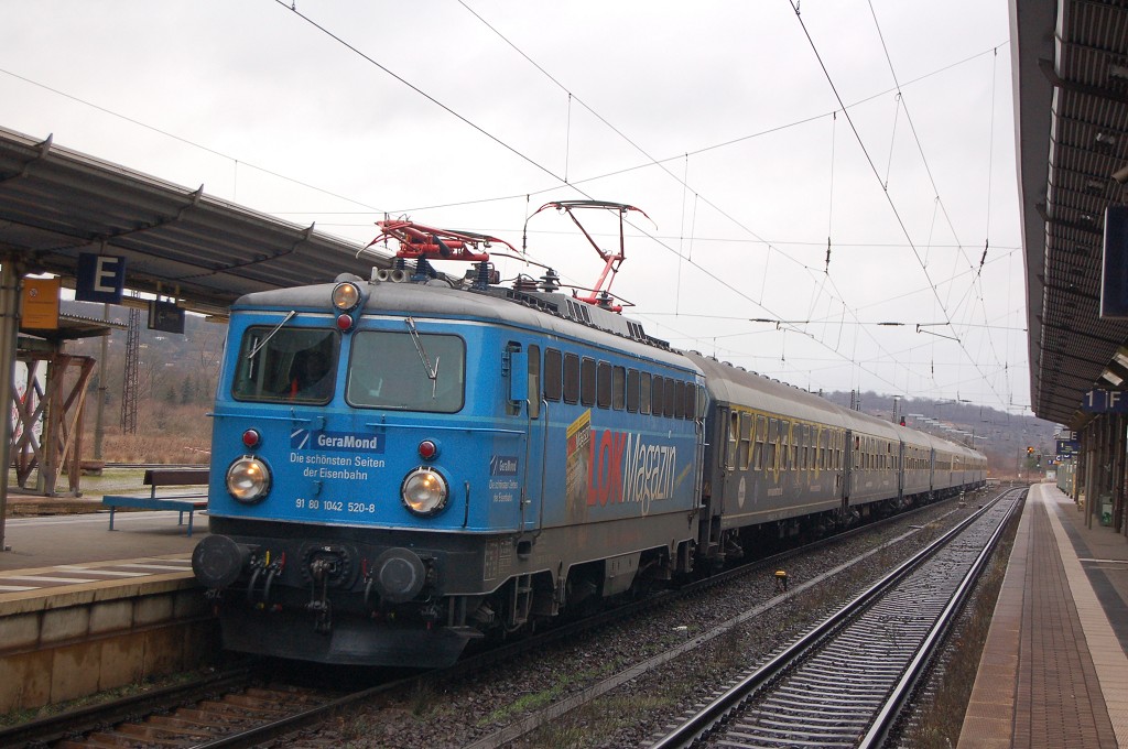 Centralbahn 1042 520-8 mit dem Eishockeysonderzug DPF 69426 von Dresden Hbf nach Rosenheim Hbf, am 30.12.2011 in Naumburg Hbf. (Foto: dampflok015)