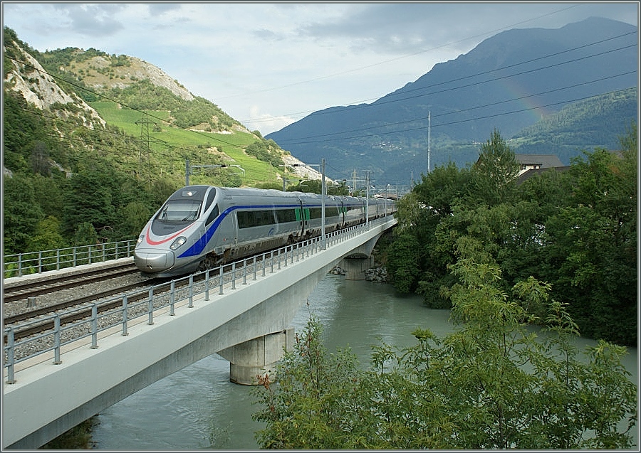 CIS ETR 610 als EC auf der Rhone Brcke bei Leuk am 9. August 2009.
