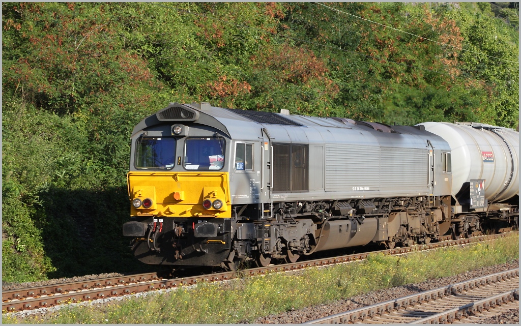 Class 66 (92 80 1266 105-6 D-RCHEM) mit Kesselzug in Richtung Norden am 01.09.11 in Kaub