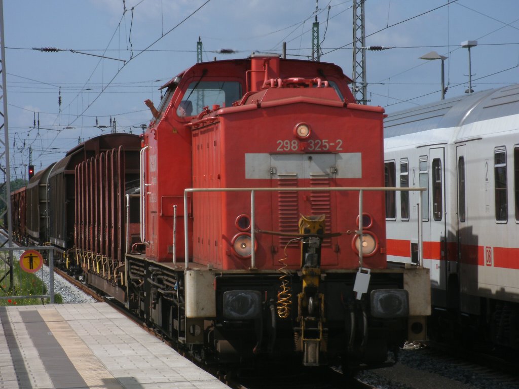 Cool und lssig grte der Lokfhrer von 298 325,am 22.Juni 2011,mich bei der Durchfahrt durch Bergen/Rgen mit der bergabe von Stralsund nach Mukran.