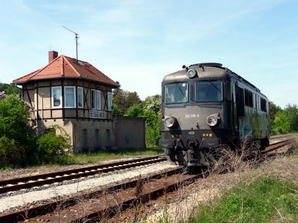 CTL 252 019-5 als Tfzf von Guben nach Karsdorf, neben dem Stellwerk B1 in Freyburg; 06.05.2011 (Foto: Klaus Pollm�cher)