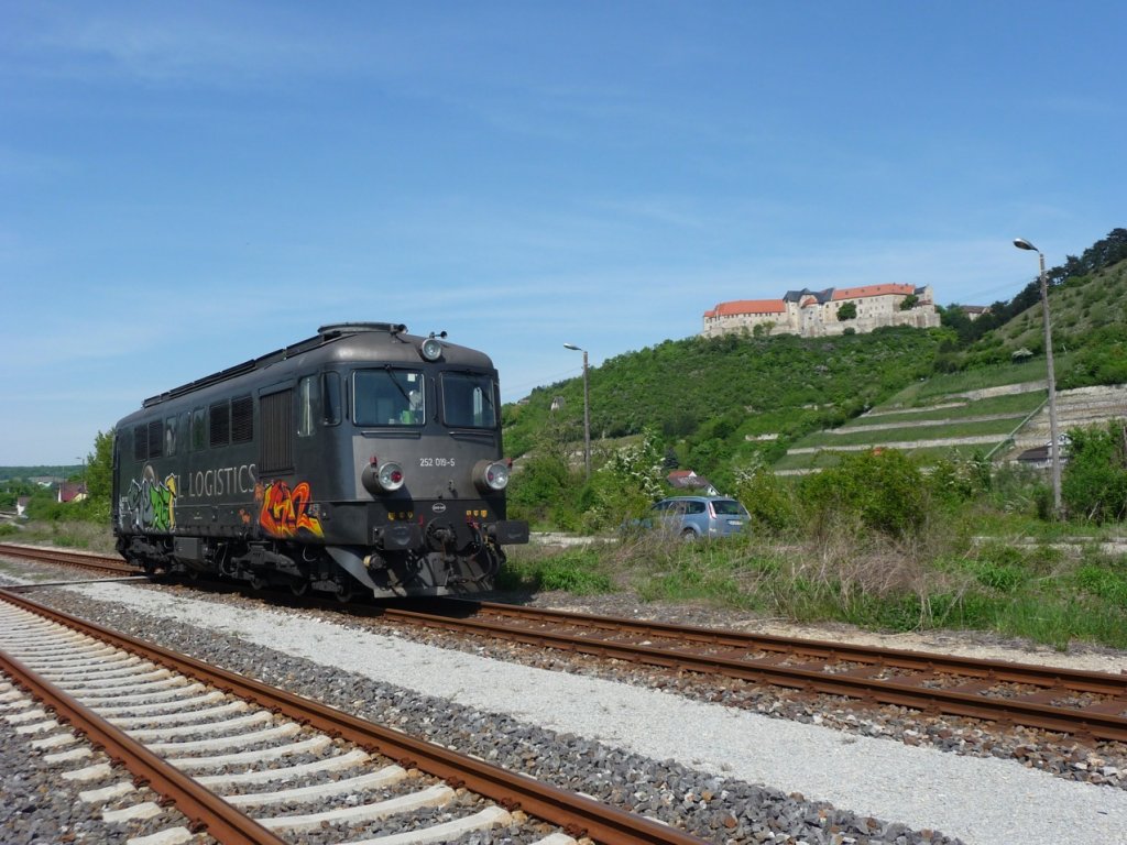 CTL 252 019-5 als Tfzf von Guben nach Karsdorf im Bf Freyburg. Leider wurde die Lok durch Sprayer mit Graffiti verunstaltet; 06.05.2011 (Foto: Klaus Pollm�cher)