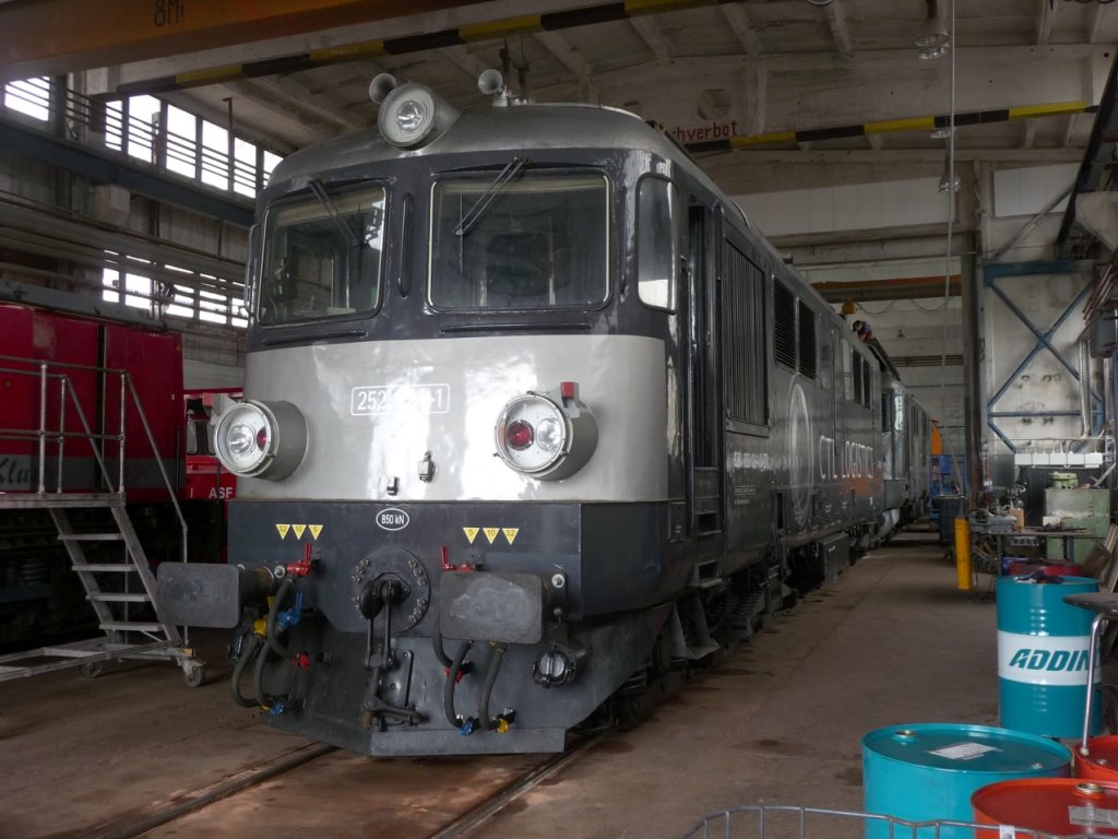 CTL 252 021-1 (92 80 1252 021-1 D-CTL) am 20.07.2012 in der EBS Werkshalle in Karsdorf. (Foto: Klaus Pollm�cher)