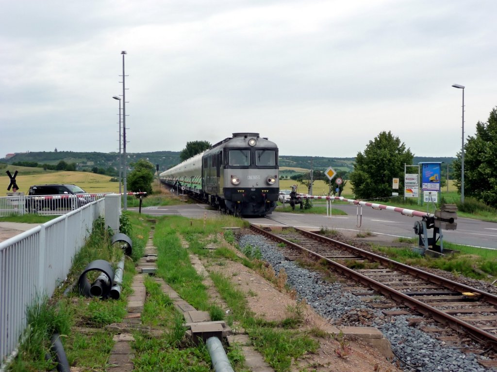 CTL 252 021-1 mit einem Lafarge Zementzug von Karsdorf nach Cizkovice, am 15.06.2012 bei der Durchfahrt in Kleinjena. Der  Krabbenkutter  bespannte den Zug bis Naumburg Hbf. (Foto: Klaus Pollm�cher)