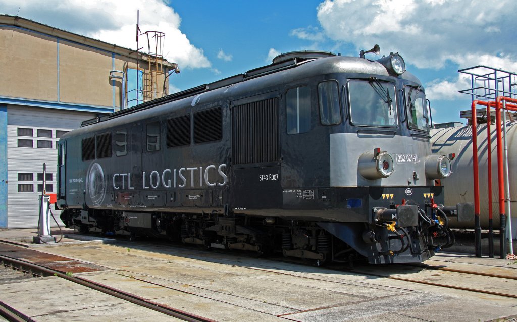 CTL 252 021-1 (ST43 R007, 92 80 1252 021-1 D-CTL) am 09.06.2012 vor der Werkshalle der EBS in Karsdorf. (Foto: Ren� Richter)
