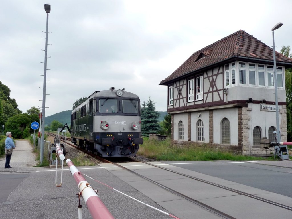 CTL 252 021-1 (ST43 R007) am 13.06.2012 als Tfzf von Karsdorf nach Naumburg Hbf, bei der Einfahrt in Laucha. In Naumburg wurden leere Zementkesselwagen geholt und nach Karsdorf ins Zementwerk gebracht. (Foto: Klaus Pollm�cher)