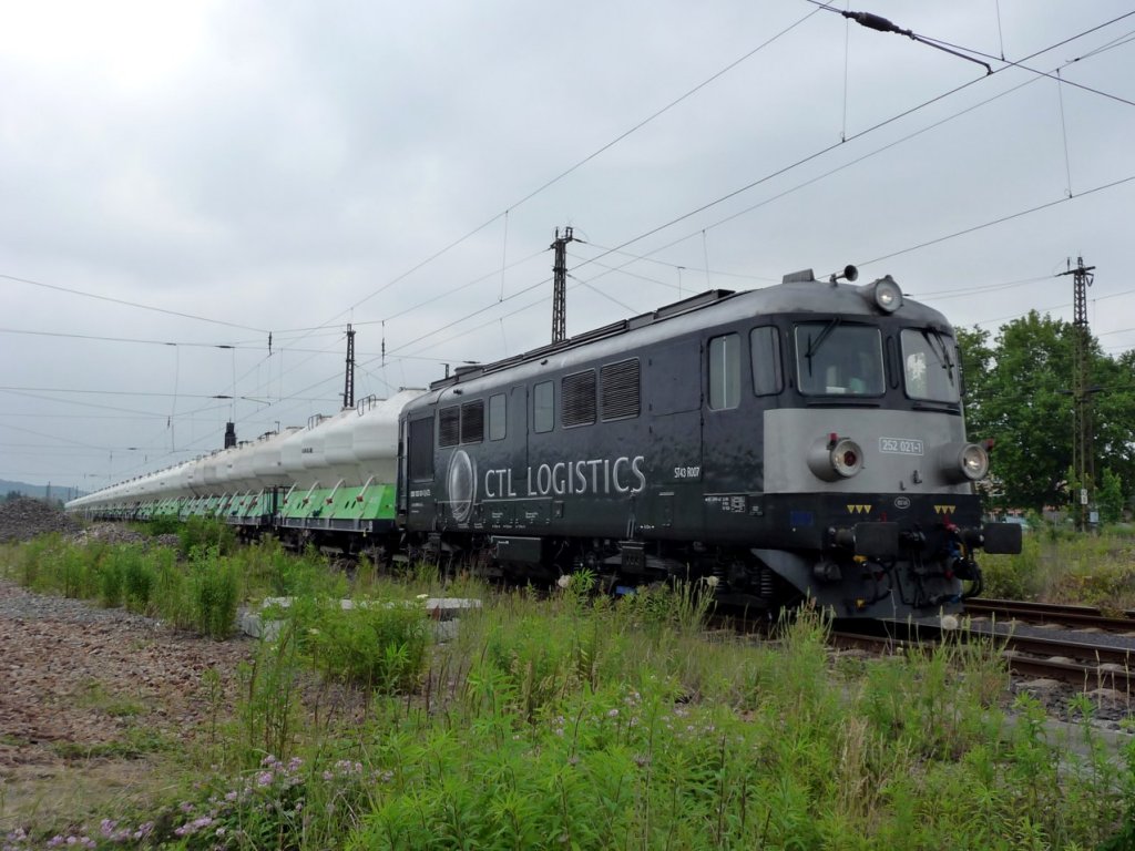 CTL 252 021-1 (ST43 R007) wartet mit leeren Lafarge Zementkesselwagen in Naumburg Hbf, auf die Ausfahrt nach Karsdorf Zementwerk; 13.06.2012 (Foto: Klaus Pollm�cher)