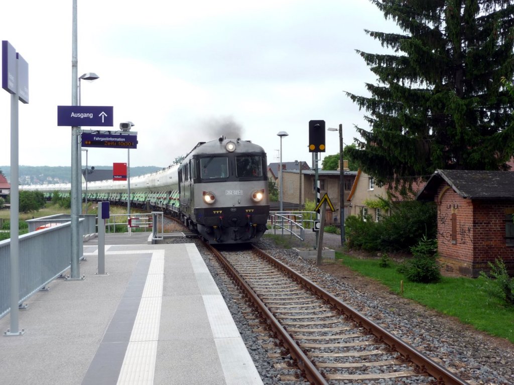 CTL 252 021-1 (ST43 R007) mit leeren Lafarge Zementkesselwagen auf der Fahrt von Naumburg Hbf nach Karsdorf, am 13.06.2012 am Hp Ro�bach. (Foto: Klaus Pollm�cher)