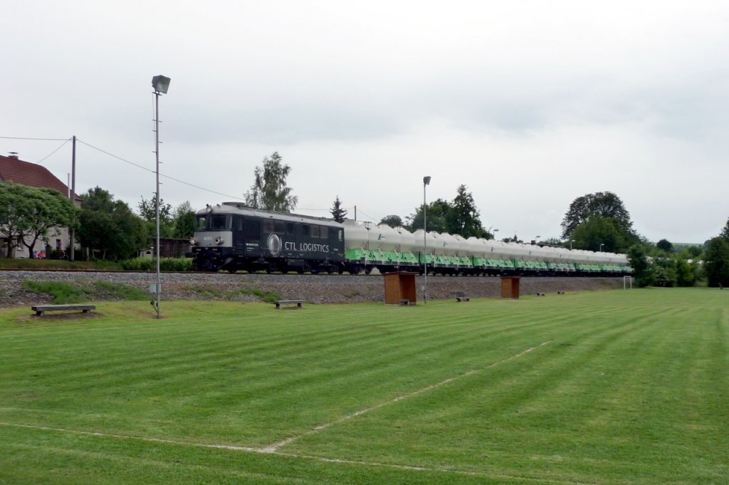 CTL 252 021-1 (ST43 R007) mit einem Zementzug von Karsdorf nach Cizkovice (CZ), am 15.06.2012 bei der Durchfahrt in Balgst�dt. Ab Naumburg Hbf wurde auf E-Traktion gewechselt. Das EVU HSL Logistik �bernahm die Wagen f�r die Weiterfahrt nach Tschechien. (Foto: Klaus Pollm�cher)