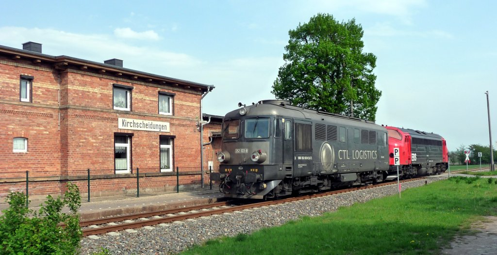 CTL 252 022-9 (92 80 1252 022-9 D-CTL) + EBS MY 1131 (92 80 1227 003-1 D-EBS) als Tfzf von Riesa zur Werkstatt der Erfurter Bahnservice GmbH nach Karsdorf, am Hp Kirchscheidungen; 29.04.2011 (Foto: Klaus Pollm�cher)