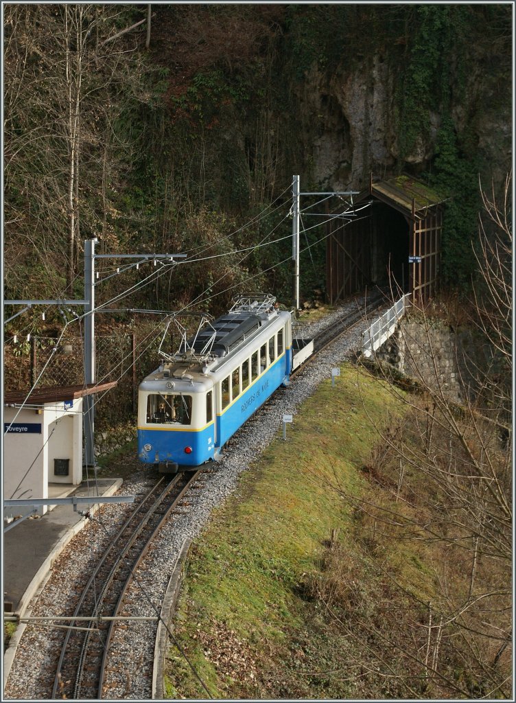 Da alle fnf Beh 4/8 schon im voll Einsatz standen musste der Beh 2/4 204 dank dem Vorweihnchtlichen Ansturm auf seine Sonntagsruhe verzichten als Verstrkungszug zum 3367 auf den Rochers de Naye fahren. Hier bei ca 10 bei der Durchfahrt in Toveyre am 23. Dezember 2012.
