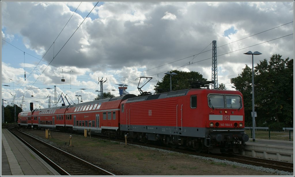 Da in Blde die S-Bahn Rostock auf Triebwagenzge umgestellt wird, hier noch ein paar Bilder der bisherigen S1 aus Warnemnde: 
Die DB 143 564-3 erreicht Warnemnde.
19. Sept. 2012