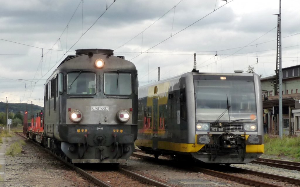 Da die DRE den Streckenabschnitt von Wangen nach Artern nicht befahrbar vorhalten konnte, zog auch die EBS einen Tag vor der Streckensperrung ihre Loks aus Karsdorf ab, da der Standort dann nicht mehr erreicht werden kann. Hier die CTL 252 022-9 mit Flachwagen aus Karsdorf und der 672 909 als RB 34876 (Naumburg Ost - Wangen), in Naumburg Hbf; 07.10.2011 (Foto: Klaus Pollm�cher)