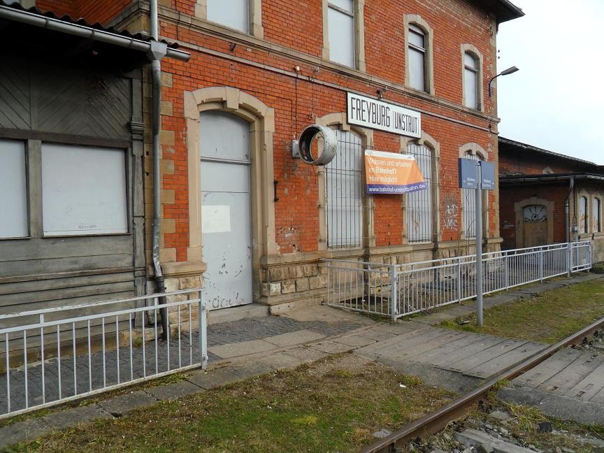 Da Empfangsgeb�ude im Bf Freyburg. Schade um die Bahnhofsuhr, die noch aus DR Zeiten stammt und wohl nicht erneuert werden wird; 03.03.2012

