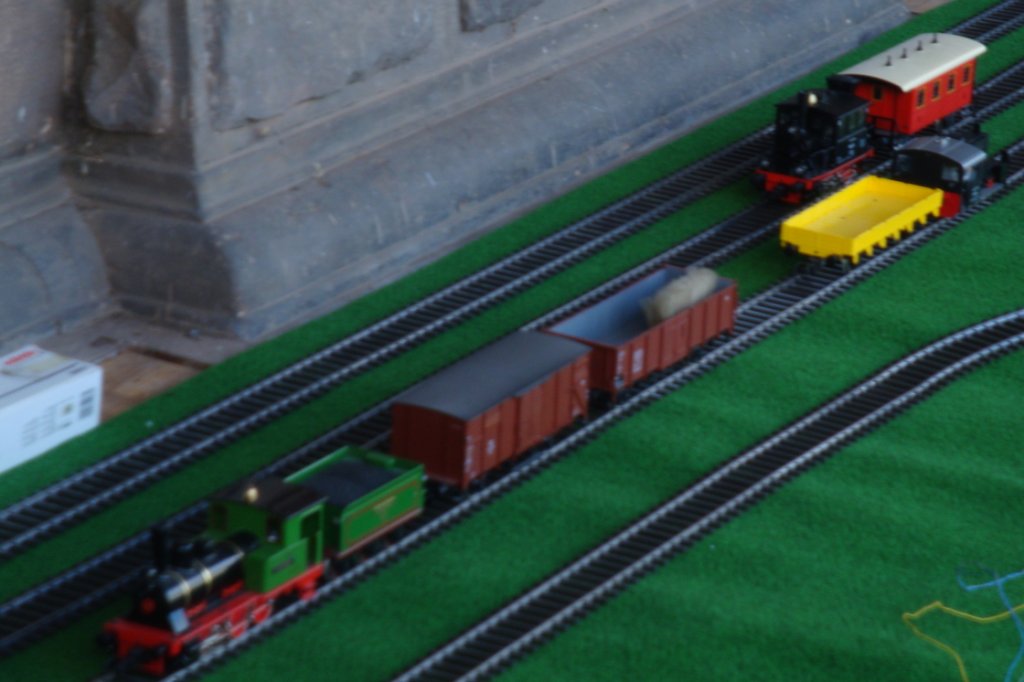 Da die Fuhrerstandsmitfahrten auf der EBS V180 wegen der von der DRE veranlassten Zur�ckstufung einer Br�cke vor Ro�leben ausfallen mu�ten, sorgte die kleine Eisenbahn der Spur 1 f�r einen kleinen Erstatz; 28.08.2011