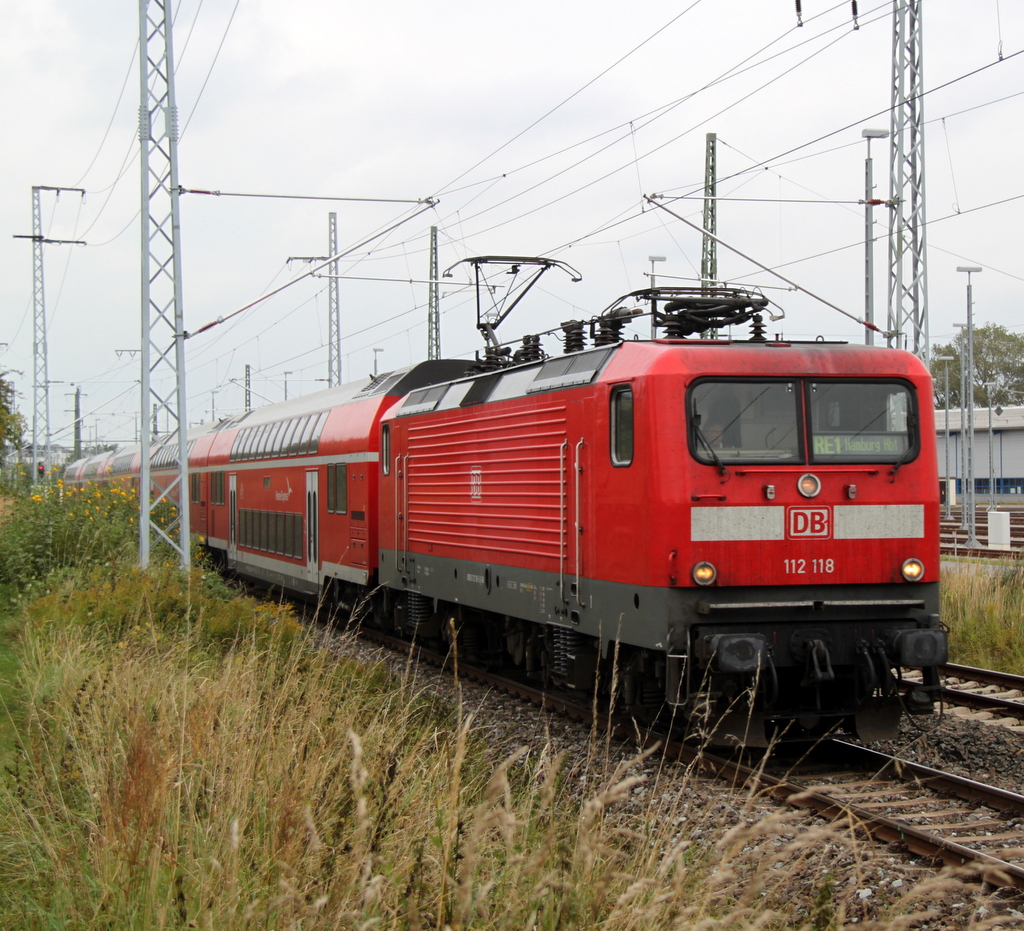 Da der Gegenzug aus Hamburg mit +50 Minuten Versptung unterwegs war Grund technische Strung am Zug,musste 112 118-5 mit RE1 als Ersatzzug von Rostock Hbf nach Hamburg Hbf fahren war richtig voll der Drecks-Zug.
14.09.2012