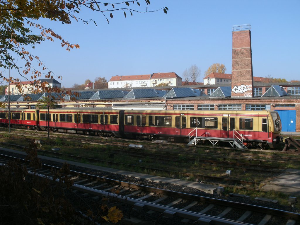 Da man nicht auf das Gelnde vom S-Bahnbw Berlin Friedrichsfelde als Fremder kommt,blieb mir nur die Mglichkeit den 481 087 vom Eingang aus zufotografieren. 