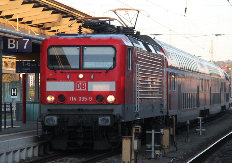 Da nun fast alle 112er zum BW-Cottbus gehen kommen nun wieder verstrkt 114er nach Rostock so auch am 15.10.2011 als 114  035-9 mit RE5 nach 	Lutherstadt Wittenberg im Rostocker Hbf stand.