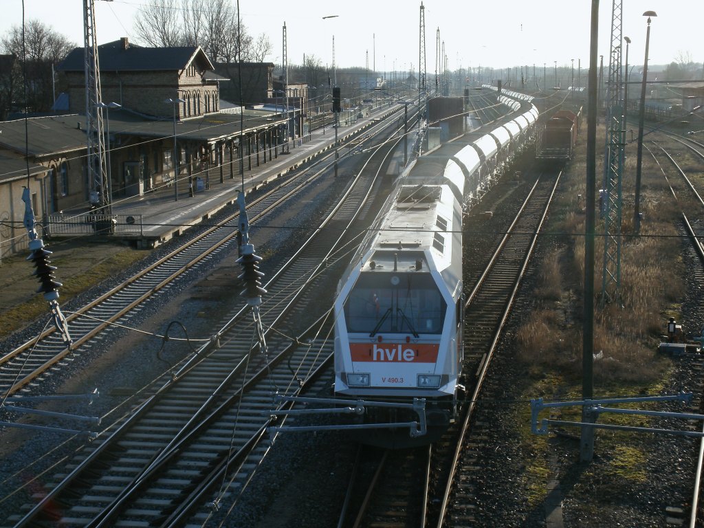 Dagegen am Nachmittag wurde es schon etwas schwieriger mit dem Fotografieren,als ich Gegenlicht hatte,trotzdem gelangen mir noch ein paar Aufnahmen,so auch als die Maxima einige Wagen,am 05.Mrz 2012,in Bergen/Rgen bereitstellte.