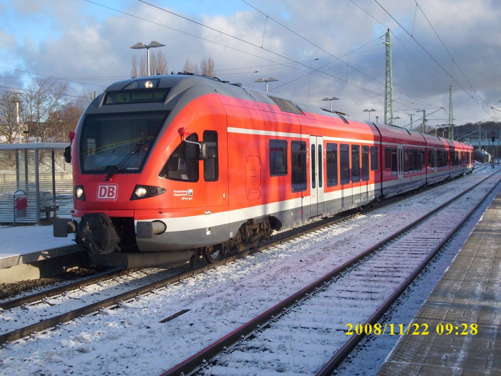 Damaliger 427 001 als RE Sassnitz-Rostock beim ersten Schnee am 22.November 2008 in Bergen/Rgen.