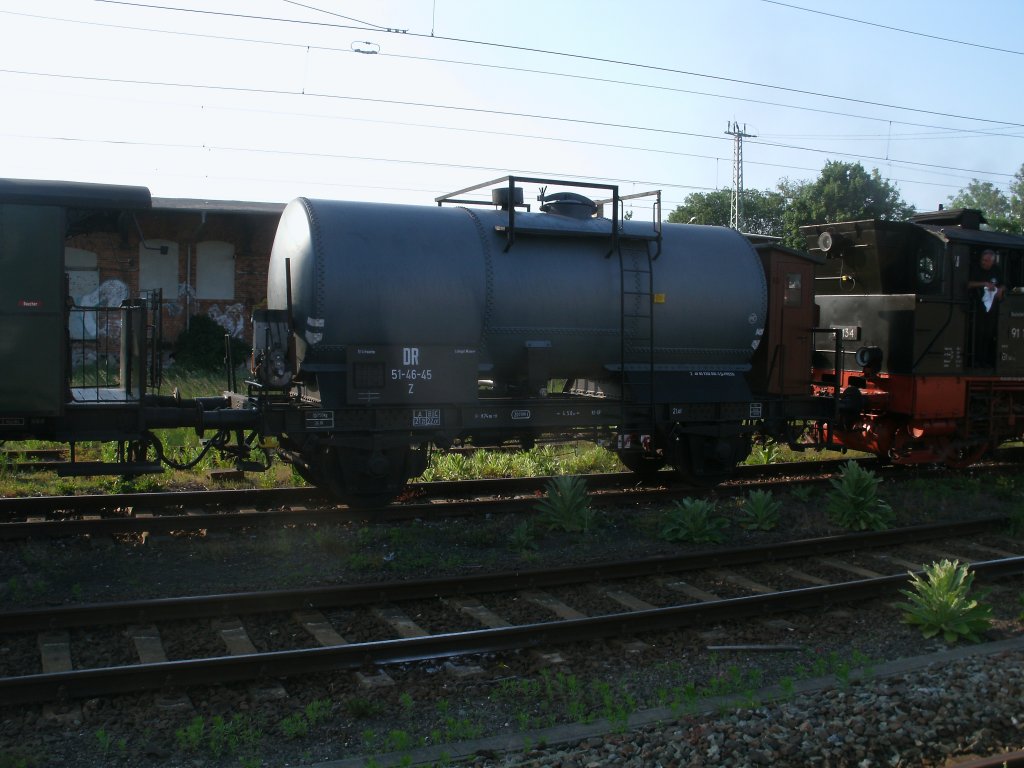 Damit die 91 134 gengend Wasser hatte,stand fr zwei Tage in Putbus,dieser mit Wasser gefllte Kesselwagen.Am Abend vom 05.Juni 2011 konnte ich den Kesselwagen vor der Heimfahrt nach Schwerin noch in Bergen/Rgen fotografieren.