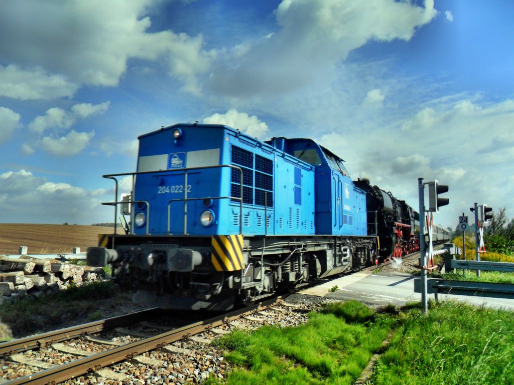 Dampf auf der Hochbahn. Wie die vergangenen Jahre fuhr das EMBB Leipzig mit 52 8154 zum Winzerfest �ber Zeitz und Teuchern nach Freyburg. Wegen neuer Indusi leistet die PRESS 204 022-2 Vorspann. Nach Kreuzung mit der RB Nach Zeitz in Thei�en, ging es weiter Richtung Unstruttal. Hier passiert der Sonderzug den B� Reussen (Thei�en); 08.09.2012 