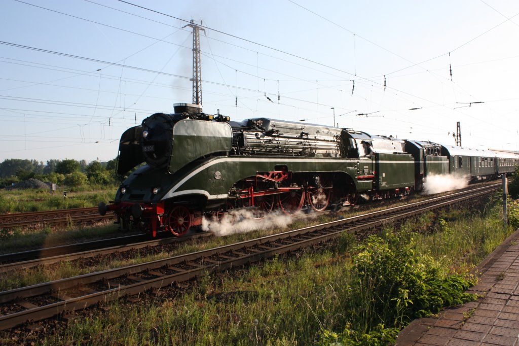 Dampf Plus 18 201 mit einem Sonderzug von Leipzig Hbf zu den Bahnwelttagen nach Darmstadt-Kranichstein, in Naumburg Hbf; 04.06.2011 (Foto: Peter Stumpf)
