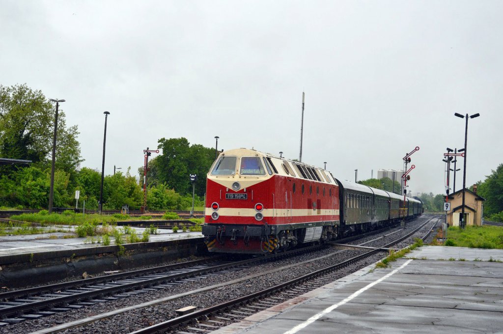 Dampflokfreunde Berlin e.V. 119 158-4 am Zugschlu� des DPE 25716 von Berlin-Gesundbrunnen zum DDM nach Neuenmarkt-Wirsberg, am 18.05.2013 bei der Durchfahrt in Zeitz. Zuglok war 03 1010 vom DB Mueum.