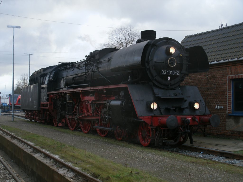 Dank 03 1010 fhrte mich meine Fototour,am 17.Dezember 2011,wieder einmal nach Rostock.Im dortigen Bh entstand die Aufnahme als die Lok dort Wasser nahm.