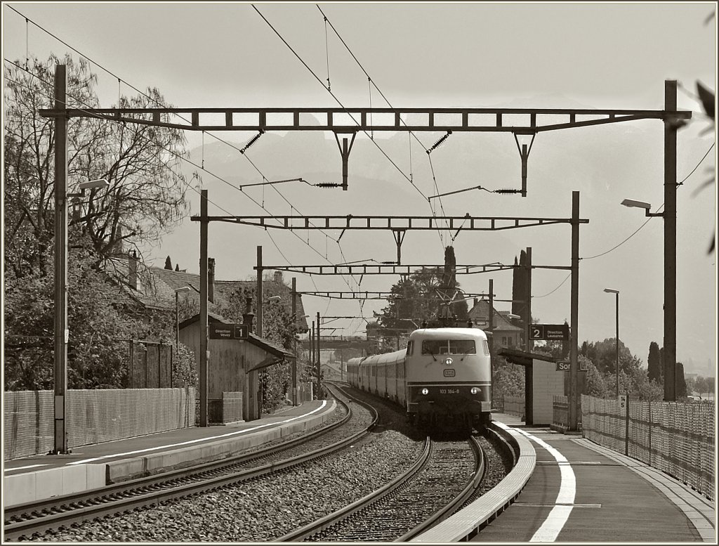 Dank Bildbearbeitungsprogrammen kann man nicht ganz gelungene Bilder verndern, ob sie dann gefallen ist eine andere Frage...
DB 103 184-4 mit TEE Rheingold bei St-Saphorin am 26. April 2011.
