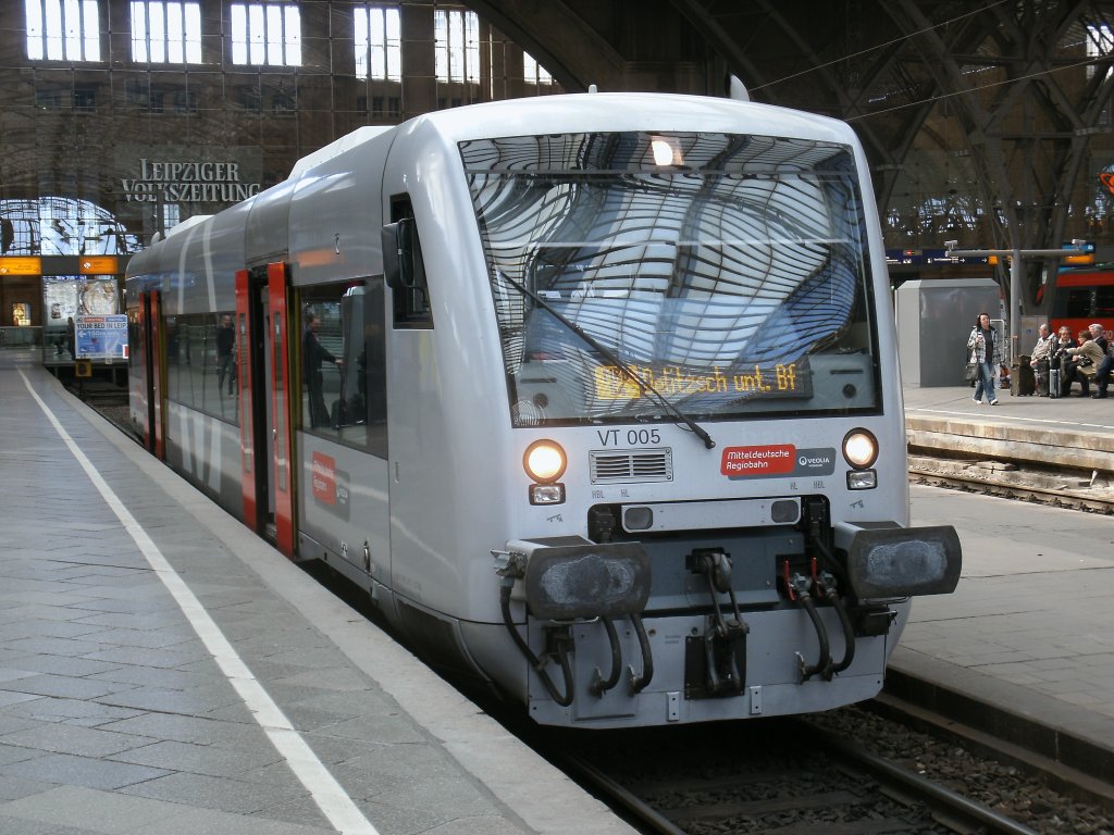 Dank des Sparpreisangebot,fr 29,- durch Deutschland,nutzte ich,am 26.Mrz 2012,die Gelegenheit nach dreizehn Jahren den Leipziger Hbf wieder einmal zubesuchen.Die MRB mit dem VT005 stand nach Delitzsch in der Bahnhofshalle von Leipzig.