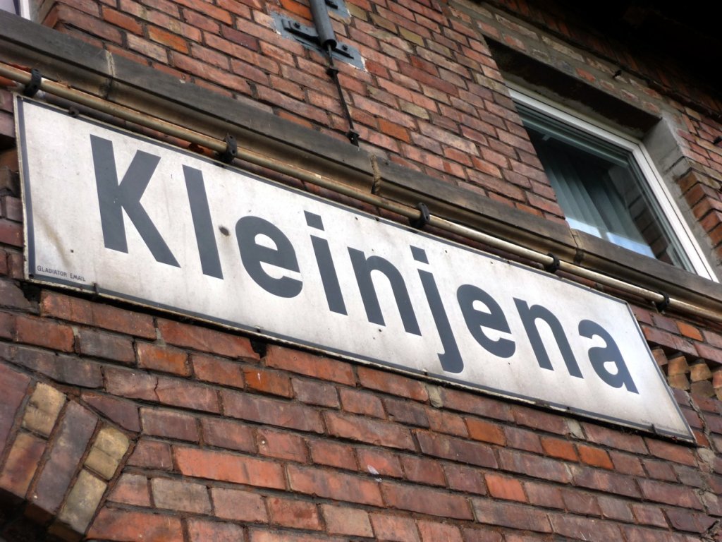 Das alte Bahnhofsschild in Kleinjena; 12.10.2011 (Foto: Klaus Pollm�cher)