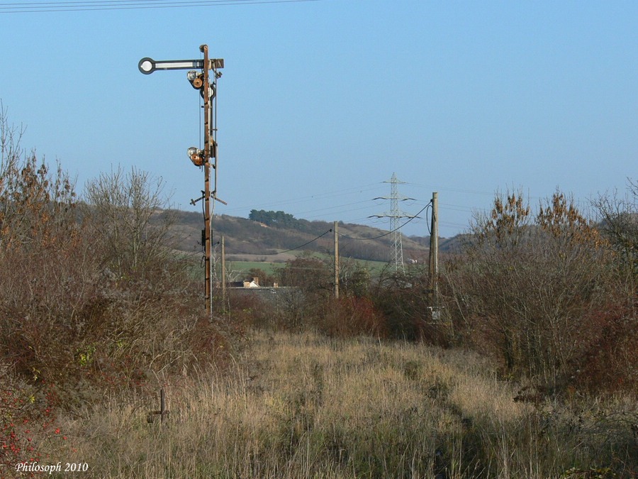 Das alte Einfahrtssignal und das zugewachsene Gleis der ehemaligen Strecke nach Querfurt, kurz hinter dem Bf Vitzenburg; 02.12.2006 (Foto: Carsten Klinger)