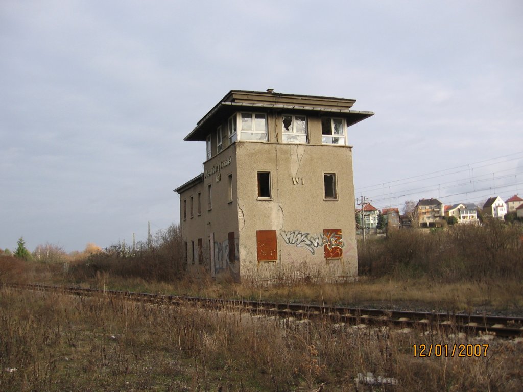 Das alte Stellwerk W1 am Ostkopf vom Naumburger Hauptbahnhof; 12.01.2007 (Foto: Hans Grau)