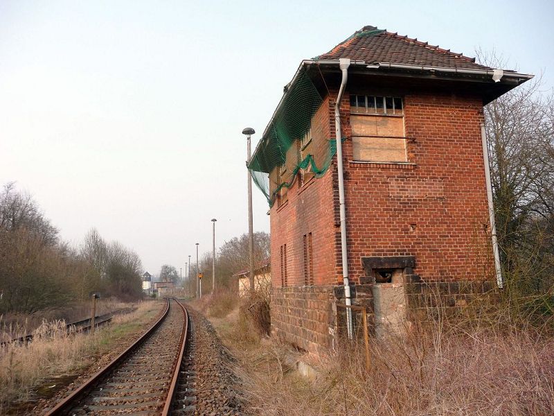 Das ausgediente W�rterstellwerk vom Bf Nebra am 04.04.2009. (Foto: Ralf Kuke)