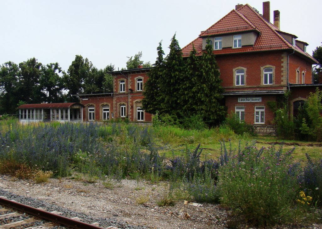 Das Bahnhofsgeb�ude am 06.07.2013 in Laucha. Den Anblick vom  Blumenschmuck  rings um, bekommen die Reisenden gratis beim warten auf ihren Zug dazu. (Foto: G�nther G�bel)