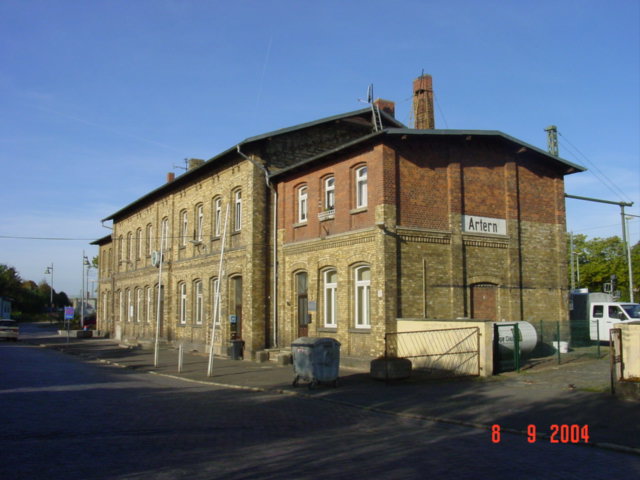 Das Bahnhofsgeb�ude in Artern; 08.09.2004 (Foto: Carsten Klinger)