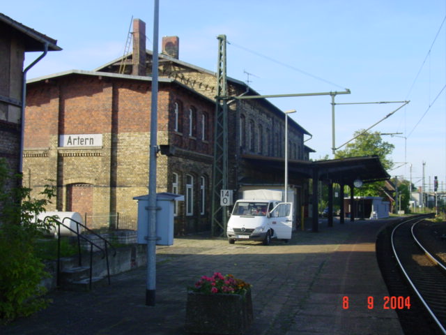 Das Bahnhofsgeb�ude in Artern; 08.09.2004 (Foto: Carsten Klinger)