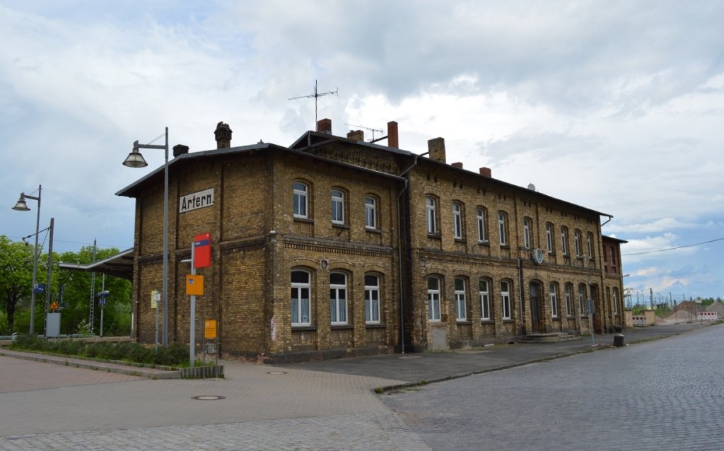Das Bahnhofsgeb�ude von Artern. Artern liegt an der Hauptstrecke Sangerhausen - Erfurt. Die Unstrutbahn verl�uft ab Reinsdorf (b. Artern) paralell bis Artern. Auf dem Abschnitt Wangen - Artern gibt es seit 09.12.2006 keinen SPNV mehr. Auch das EG in Artern hat keine Funktion mehr; 09.05.2013