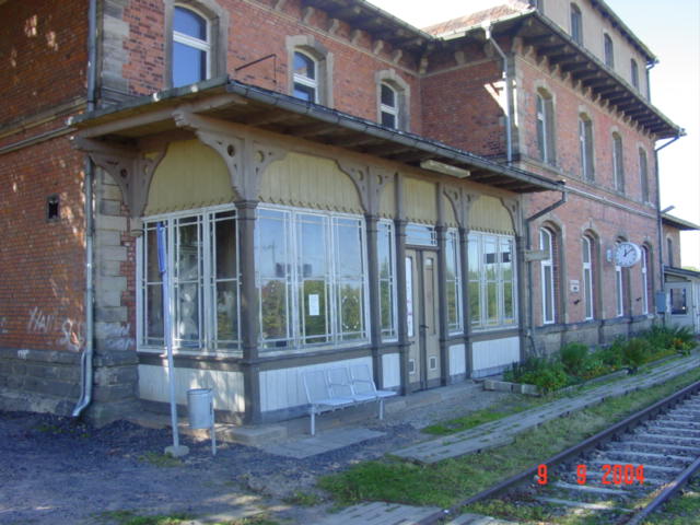 Das Bahnhofsgeb�ude von Donndorf; 08.09.2004 (Foto: Carsten Klinger)