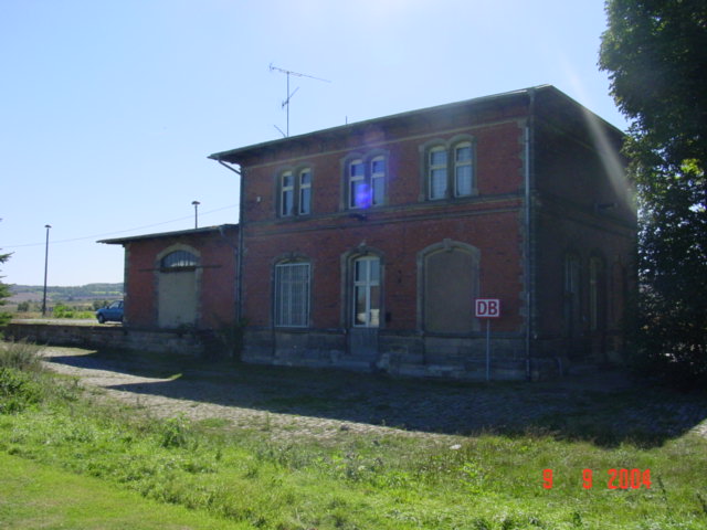 Das Bahnhofsgeb�ude in Gehofen; 09.09.2004 (Foto: Carsten Klinger)