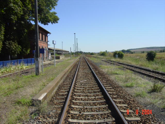 Das Bahnhofsgeb�ude und die Gleisanlagen in Gehofen; 08.09.2004 (Foto: Carsten Klinger)